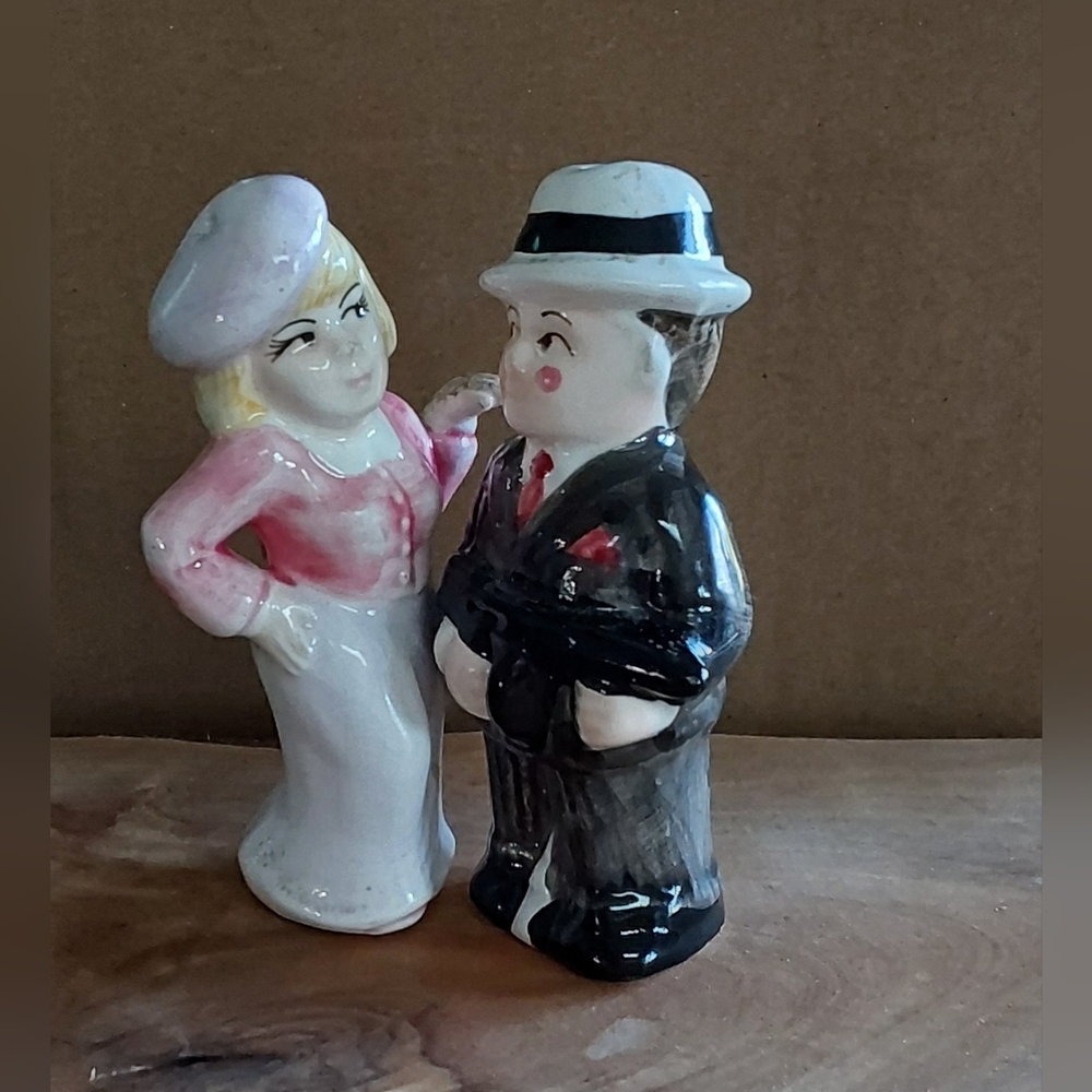 VINTAGE ENESCO BONNIE & CLYDE SALT & PEPPER SHAKERS